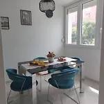 Tony Close To Everything Apartamento