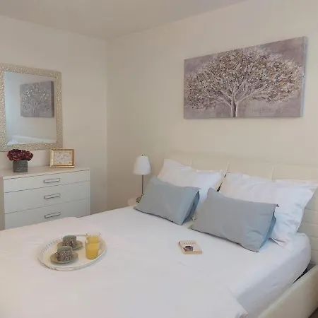 Tony Close To Everything * Split