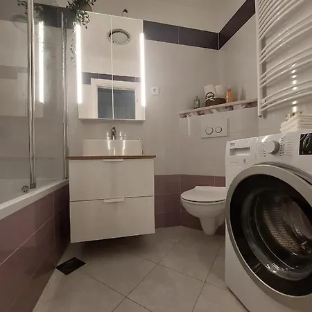 Tony Close To Everything Apartamento