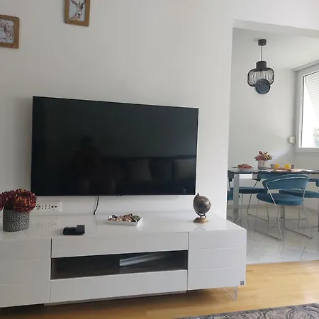 Tony Close To Everything Apartamento