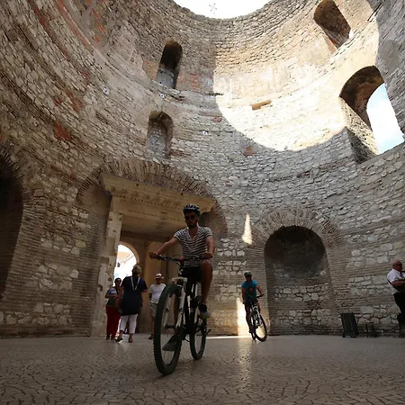 Tony Close To Everything Apartman *