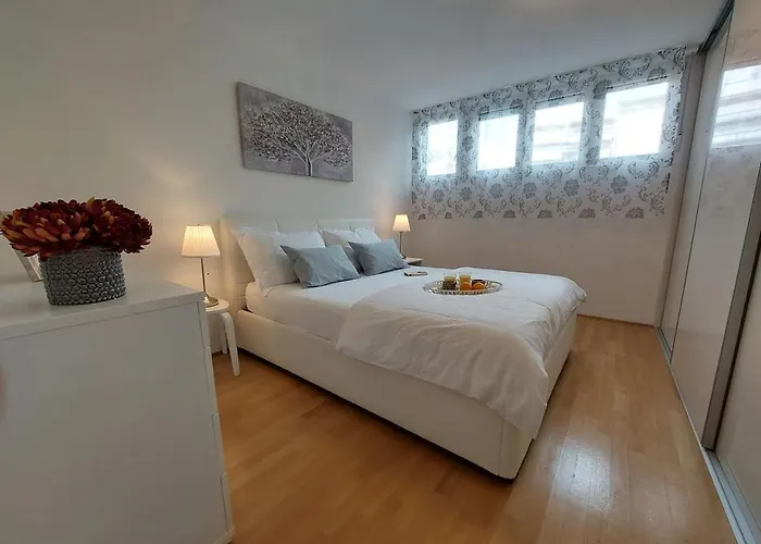 Tony Close To Everything Split