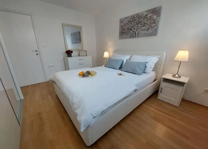 Tony Close To Everything Сплит