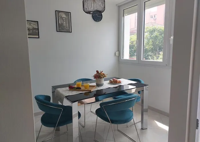 Tony Close To Everything Apartman