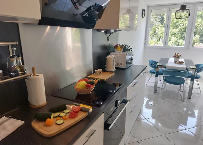 Tony Close To Everything Split