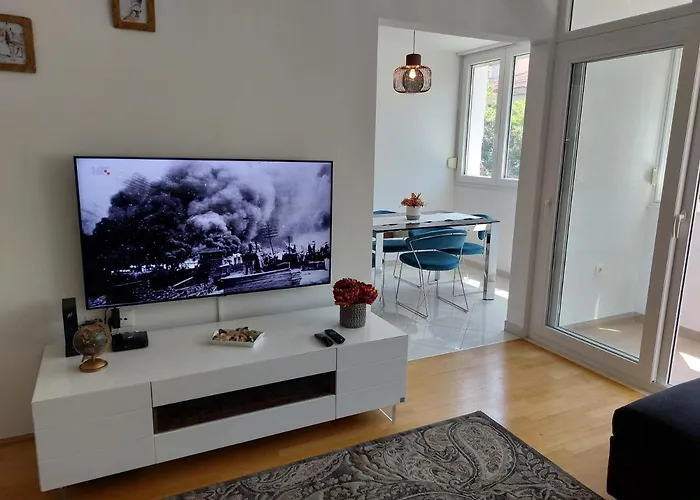 Tony Close To Everything * Split