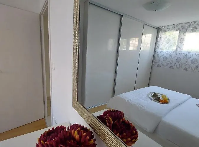 Tony Close To Everything * Split