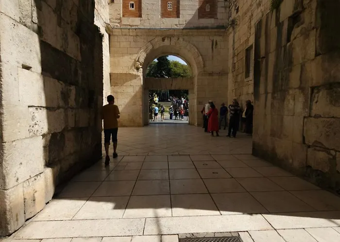 Tony Close To Everything Split